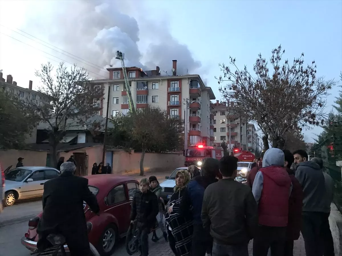 Konya\'da apartmanın çatı katında çıkan yangın maddi hasara neden oldu