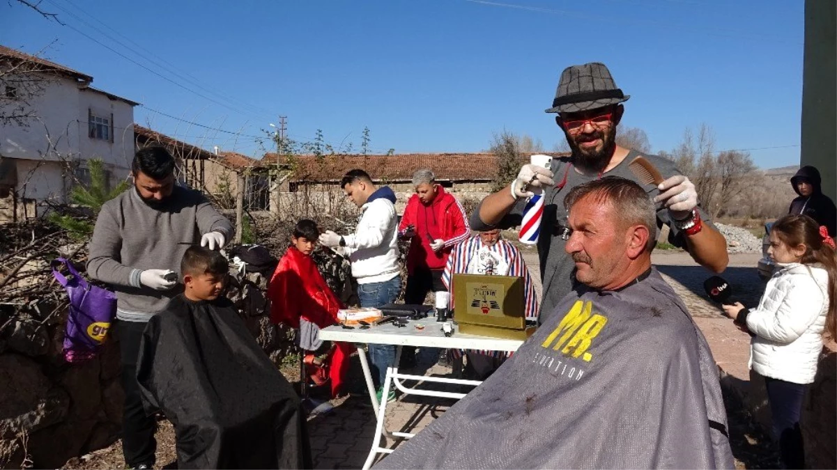 Köy köy gezip ücretsiz saç tıraşı yapıyor