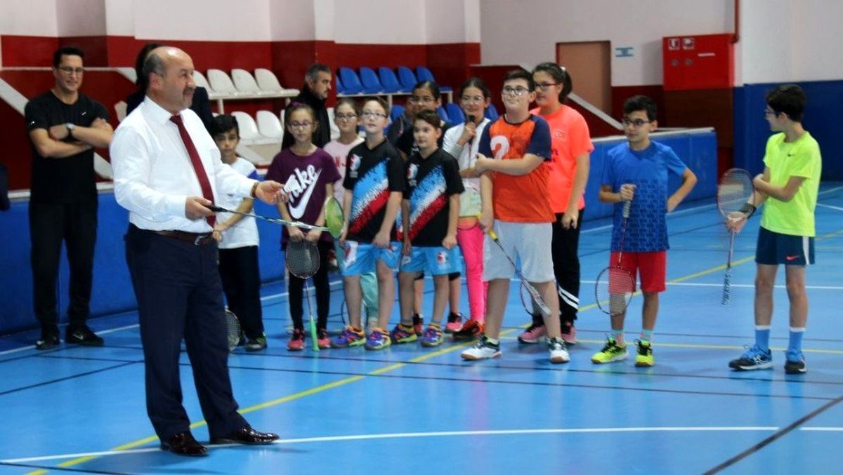 Kütahya\'da ara tatildeki öğrenciler için badminton etkinliği