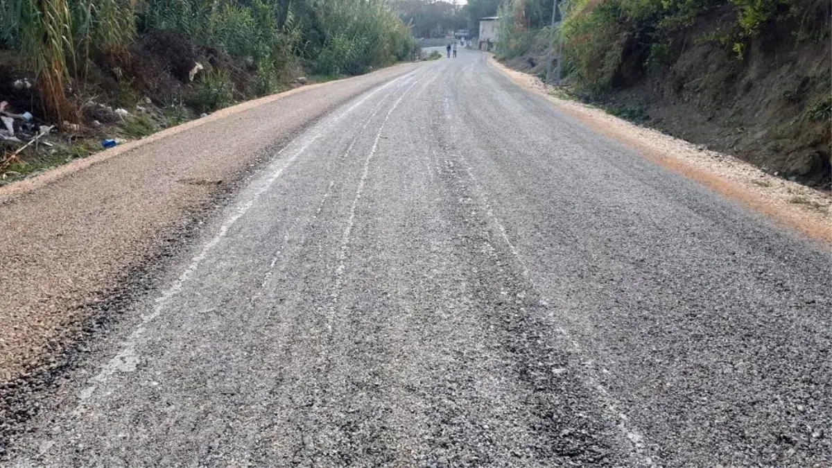 Okul yolunda sathi kaplama çalışması