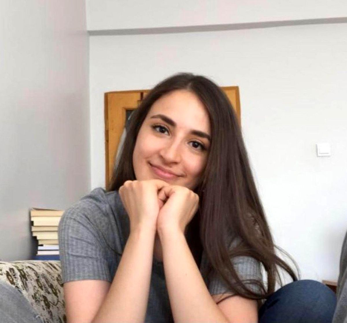 Okula gitmek için evden çıkan öğretmen, caddenin karşısına geçerken canından oldu