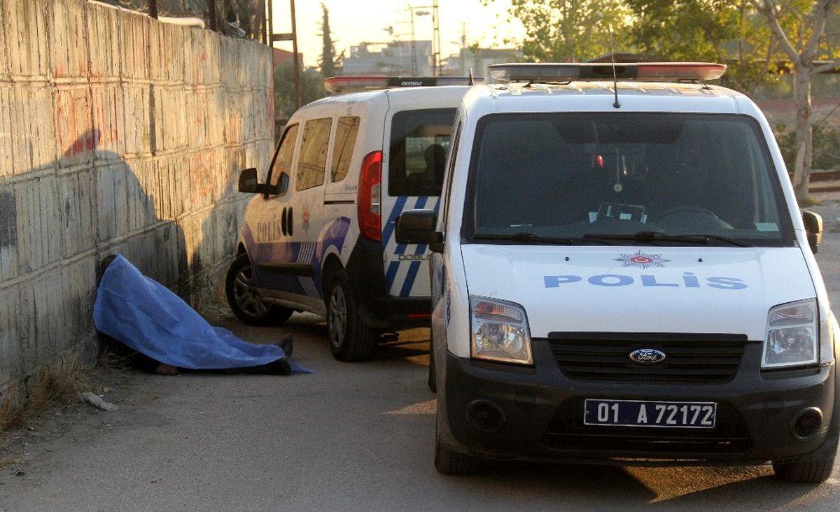 "Ölüü" yazan duvarın dibinde öldü