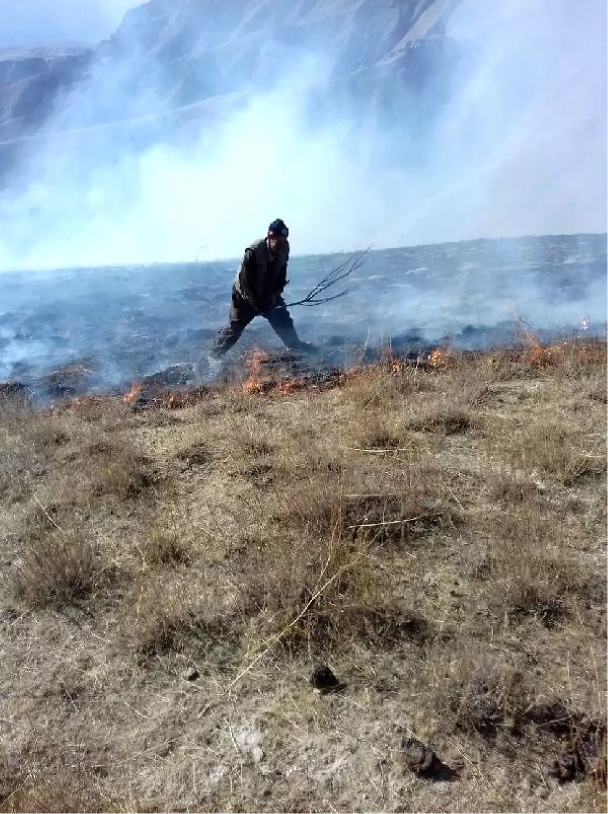 Otluk yangınını itfaiye ve jandarma söndürdü