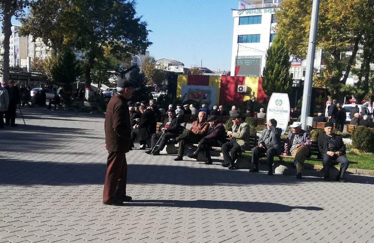 Pastırma yazının son günlerinde parklar doldu