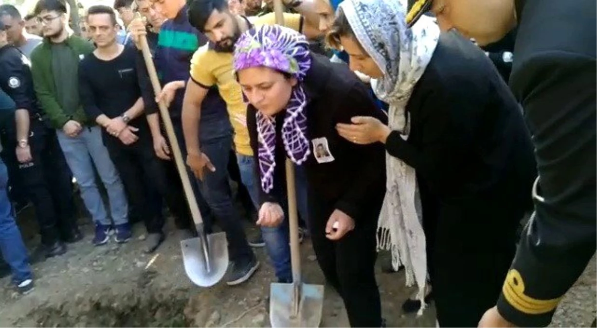 Şehit eşinin mezarından bir avuç toprak aldı