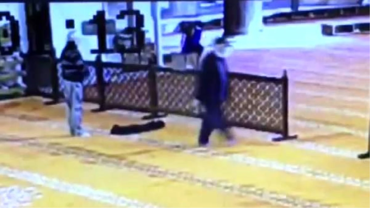 Sultanahmet ve Süleymaniye Camii\'lerinden ayakkabı çalan şüpheli kamerada