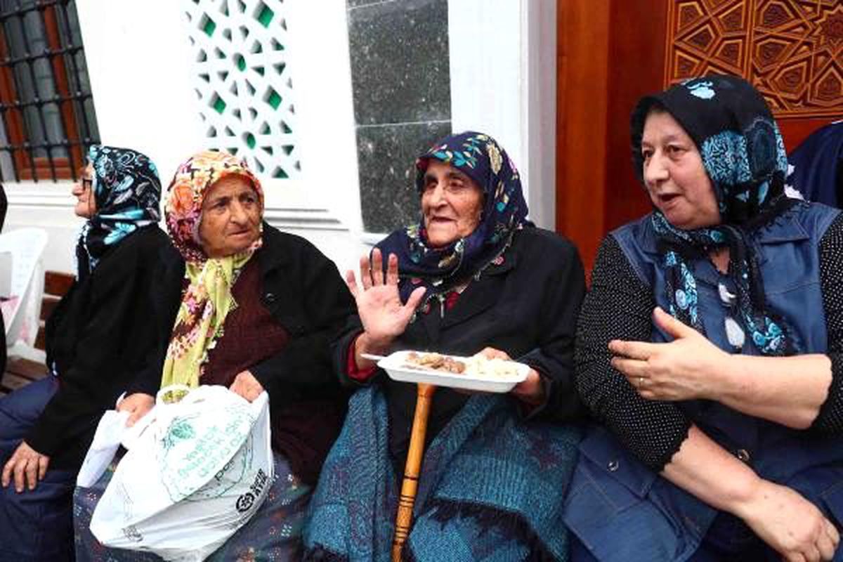 Türbe Dede Pilav Günü\'ne 15 bin kişi katıldı