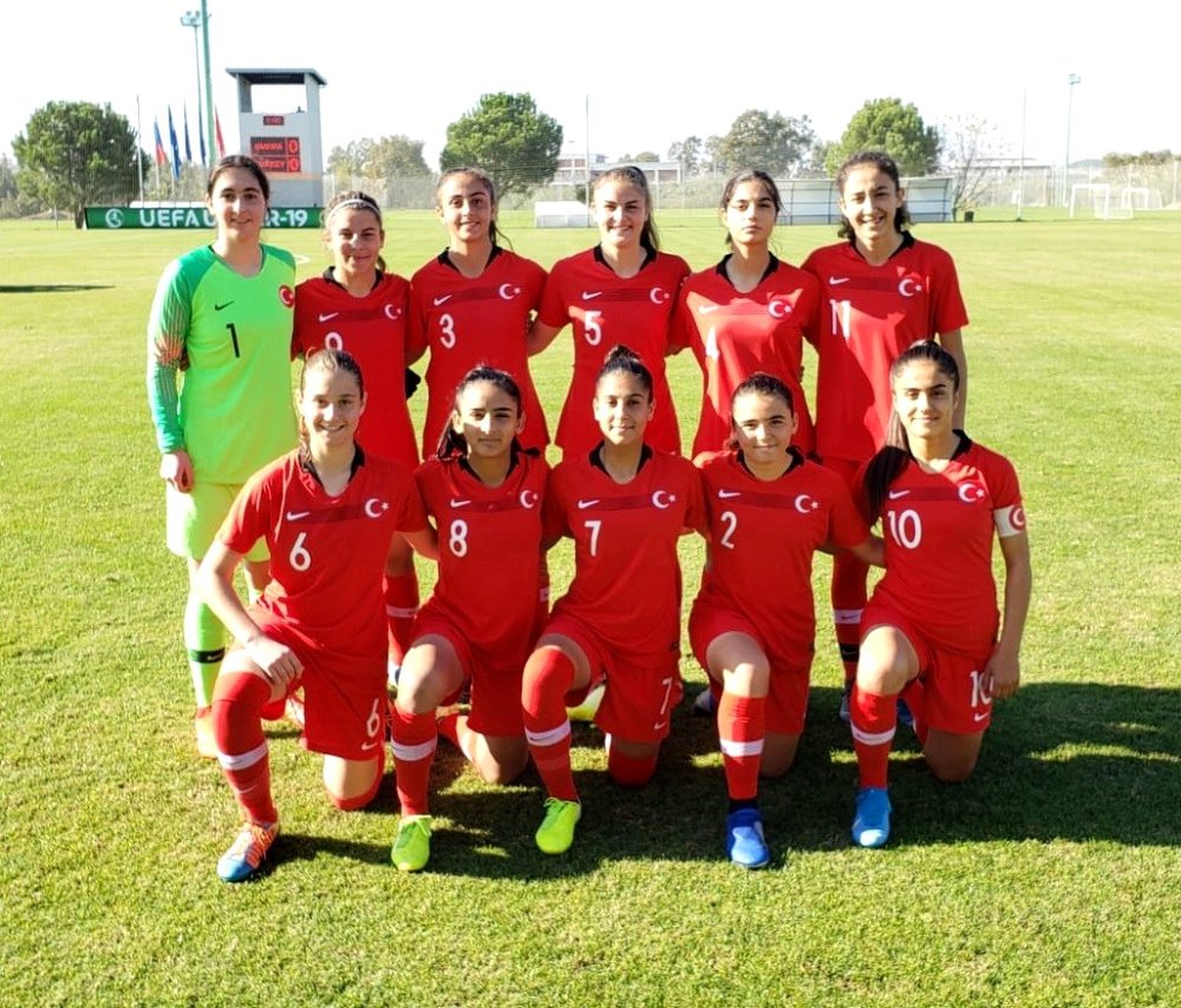 U17 Kız Milli Futbol Takımı\'ndan Rusya\'ya yarım düzine gol