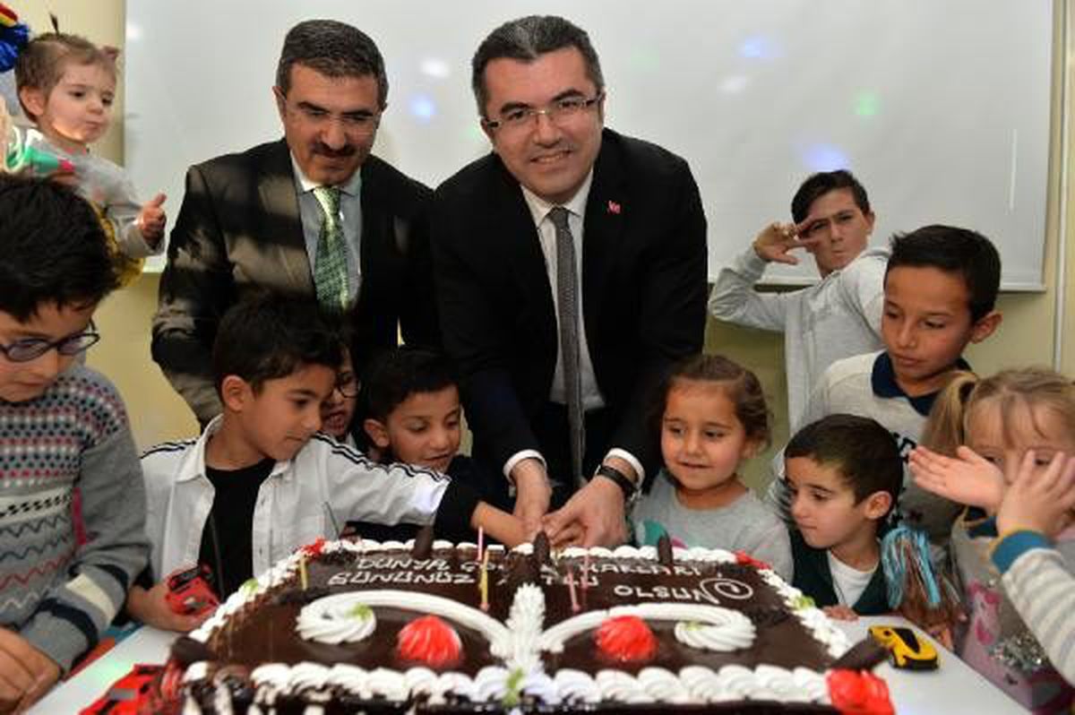 Vali Memiş, çocuklarla pasta kesti, horon oynadı
