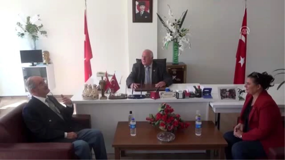 Yılmaz Büyükerşen, Aydın\'a Adnan Menderes heykeli hediye etti
