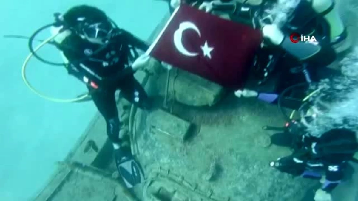 20 metre derinde Türk Bayrağı açtılar