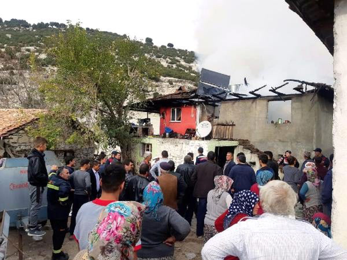 4 kişilik aile, alevlerin arasından çıkarıldı