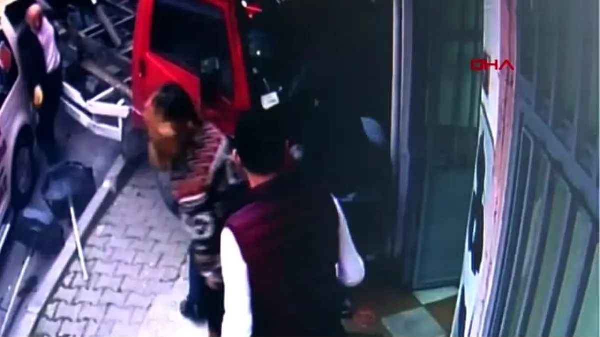 Anne ile çocuklarını kamyonetin altında kalmaktan kurtarma anı kamerada