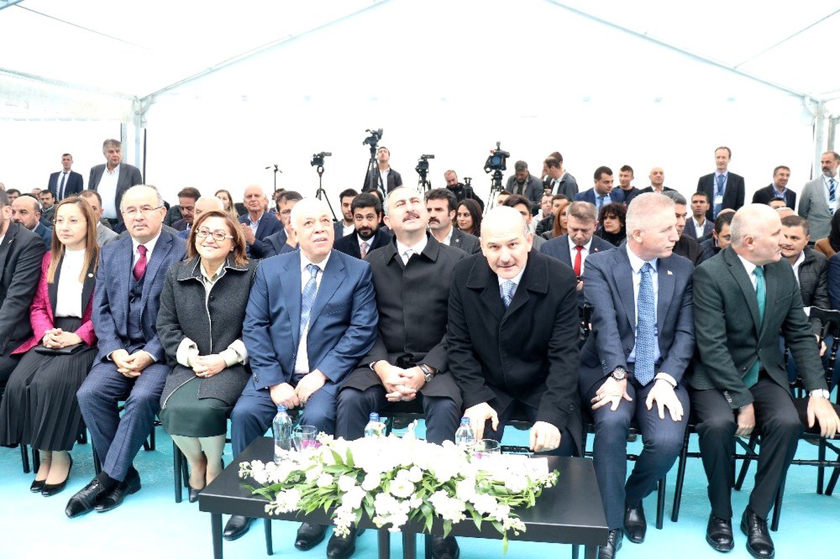 Bakan Gül: "Yeni yatırımlar Türkiye\'de güvenlik ve huzurun olduğu anlamına geliyor"