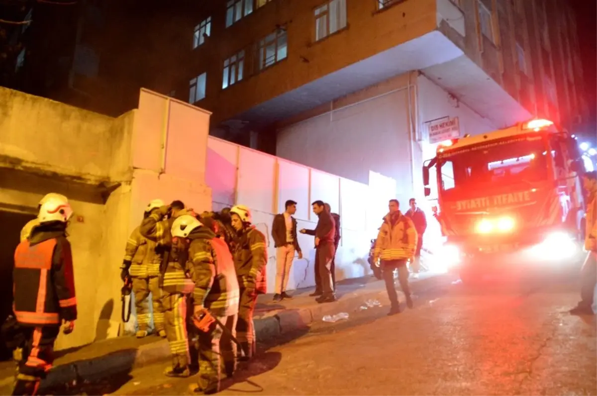 Beyoğlu\'nda gecekondu yangını paniğe neden oldu