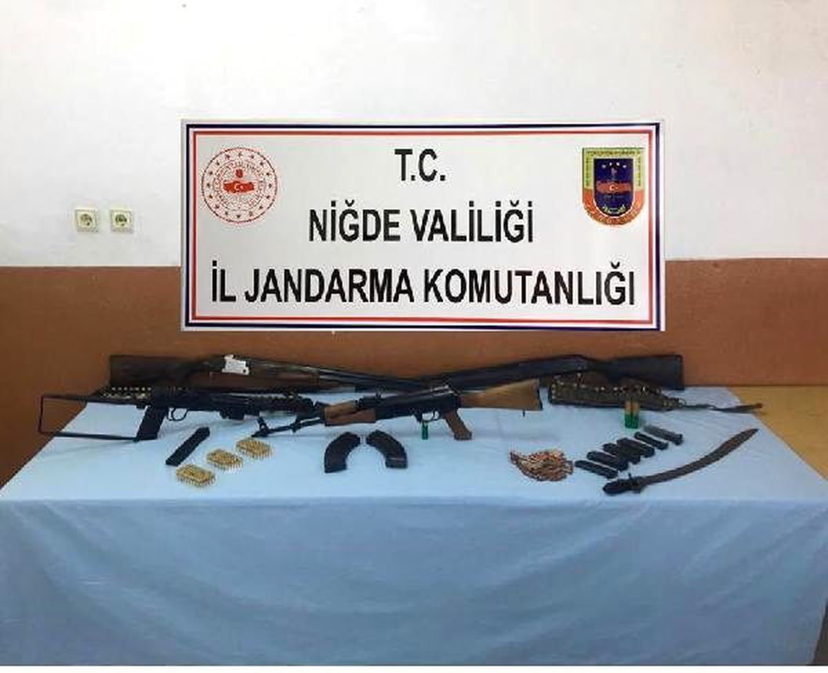 Düğün magandalarının evinden cephanelik çıktı