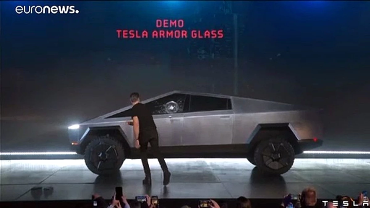 Elon Musk\'a \'kötü sürpriz\': Tesla\'nın zırhlı Cybertruck modelinin camları ilk tanıtımda kırıldı