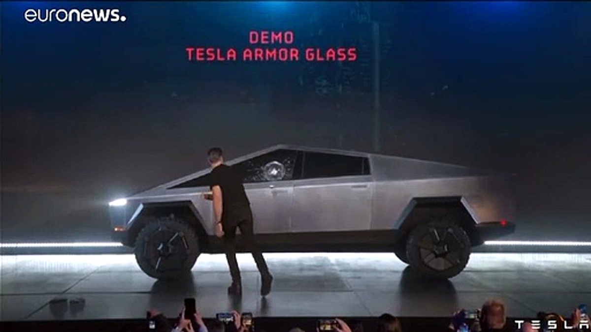 Elon Musk\'a \'kötü sürpriz\': Tesla\'nın zırhlı Cybertruck modelinin camları ilk tanıtımda kırıldı
