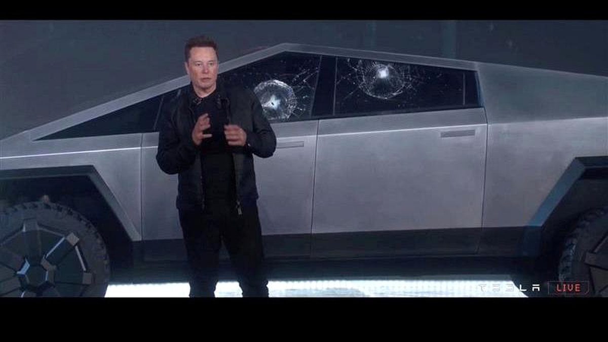 Elon Musk\'a \'kötü sürpriz\': Tesla\'nın zırhlı Cybertruck modelinin camları ilk tanıtımda kırıldı