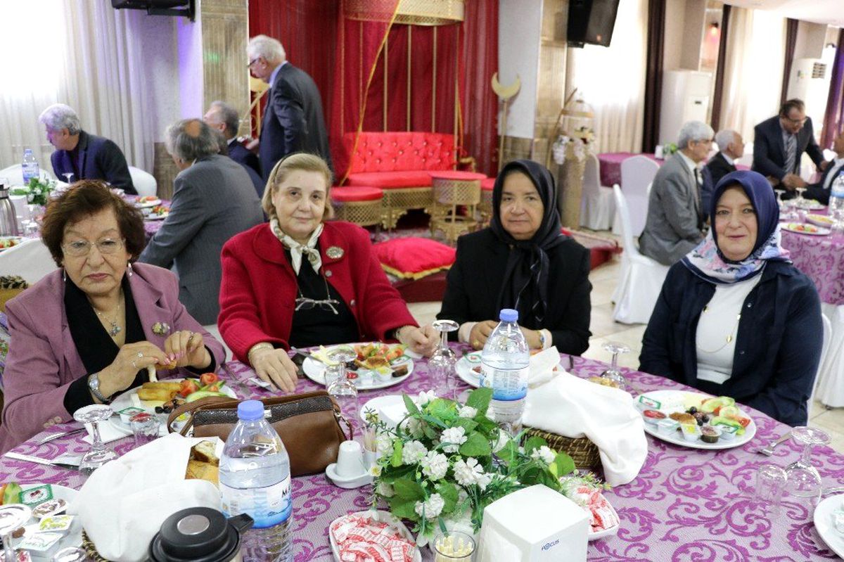 Emekli öğretmenler kahvaltıda buluştu