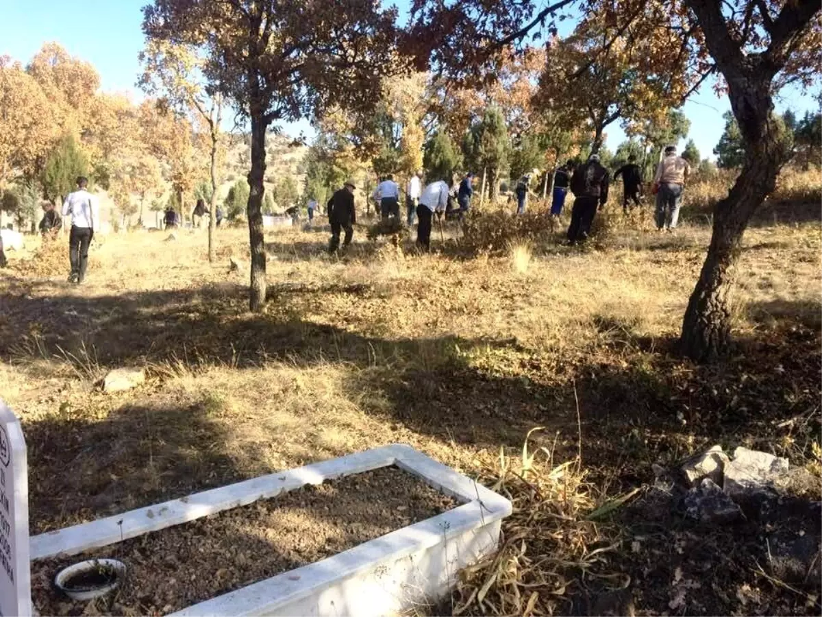 Erkekler mezarlığı temizledi, kadınlar gözleme hayrı yaptı