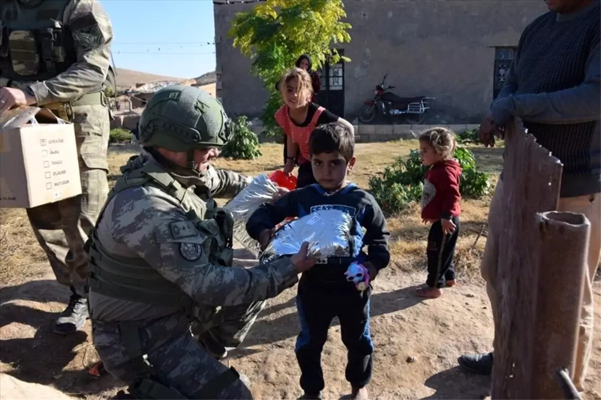 Güvenlik güçlerinden Harekat bölgesindeki çocuklara yardım eli