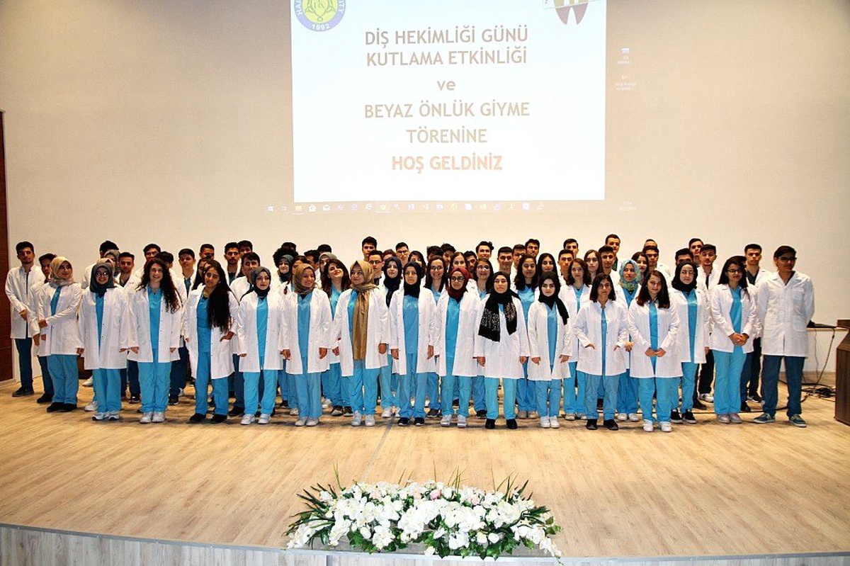 HRÜ diş hekimliği öğrencileri beyaz önlük giydi