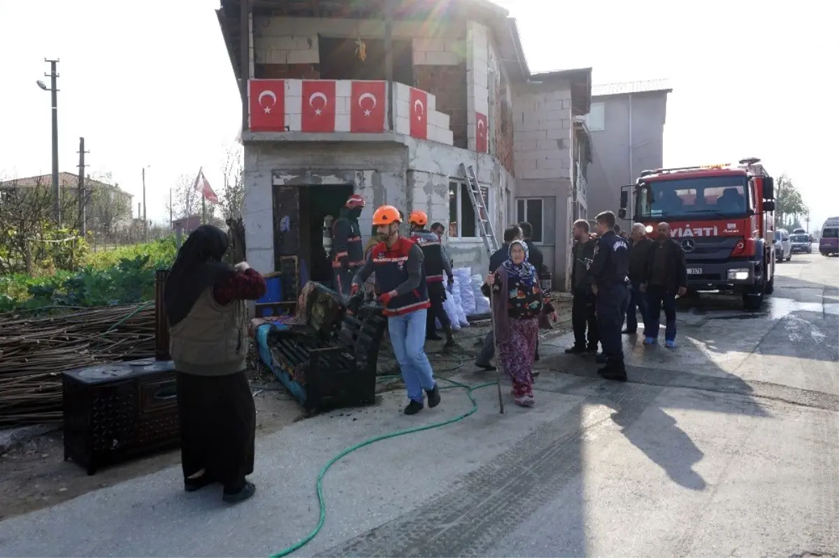 İki katlı ev sobadan çıkan yangında hasar gördü