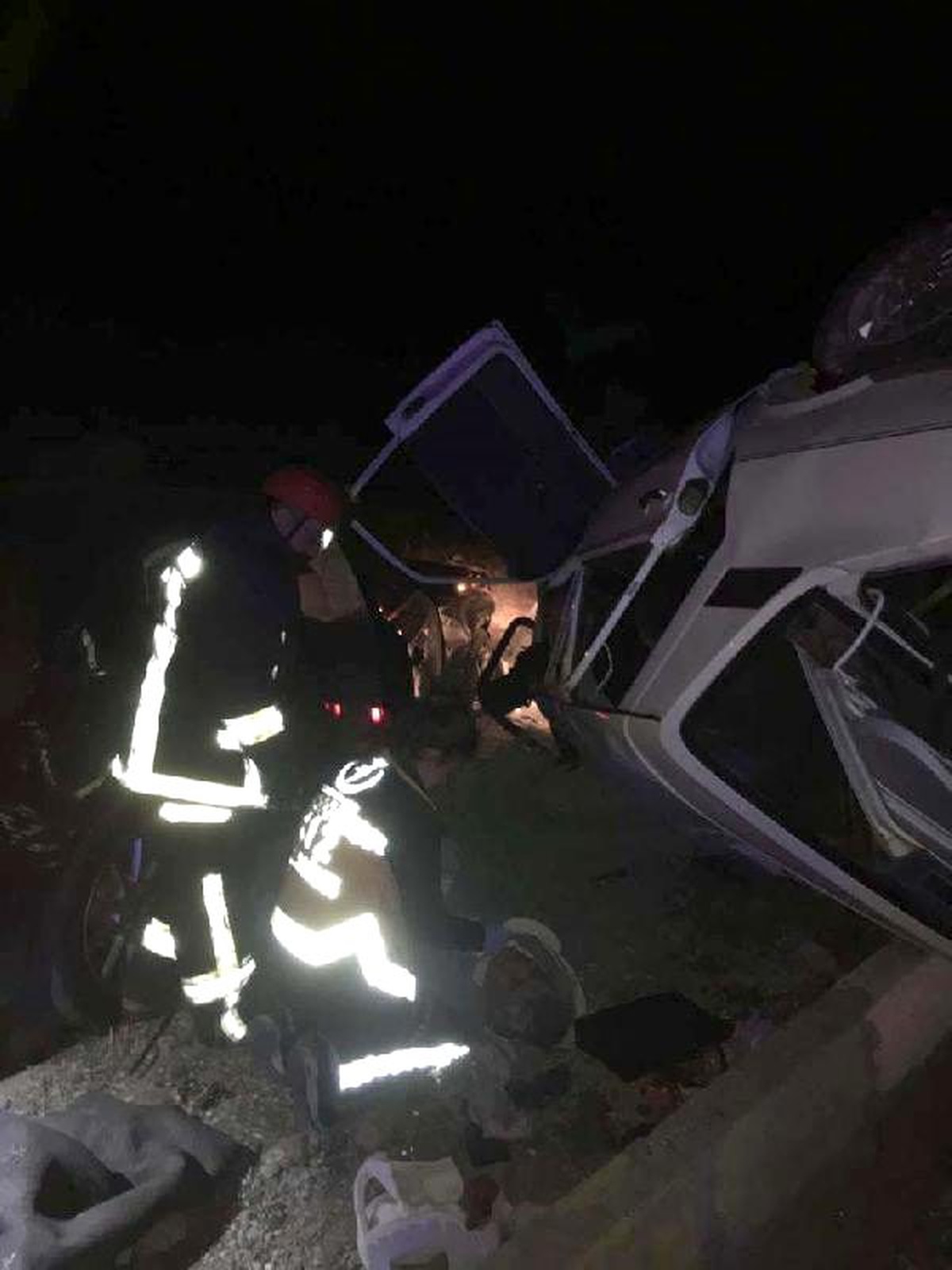 İki otomobil kavşakta çarpıştı: 1 ölü, 2 yaralı