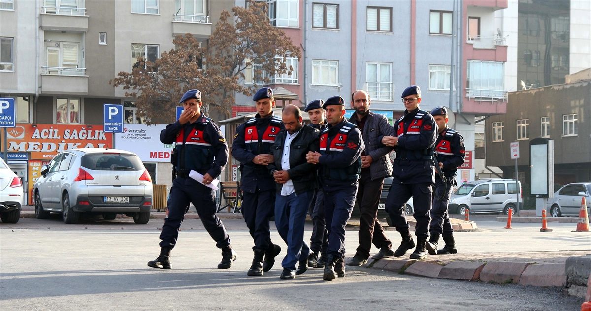 Kayseri\'de araçlardan hırsızlık yapan 2 zanlı tutuklandı