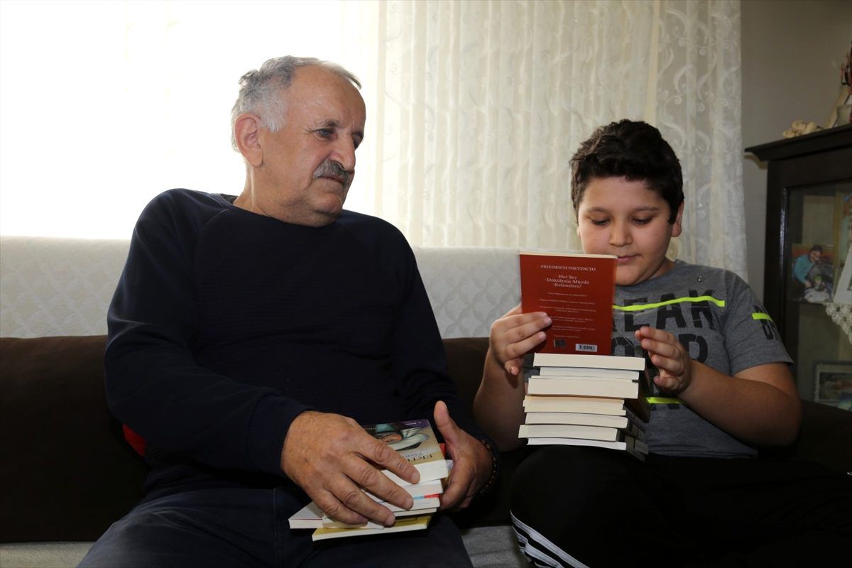 Kemoterapi gören Barış\'a belediye başkanının gönderdiği kitaplar moral oldu
