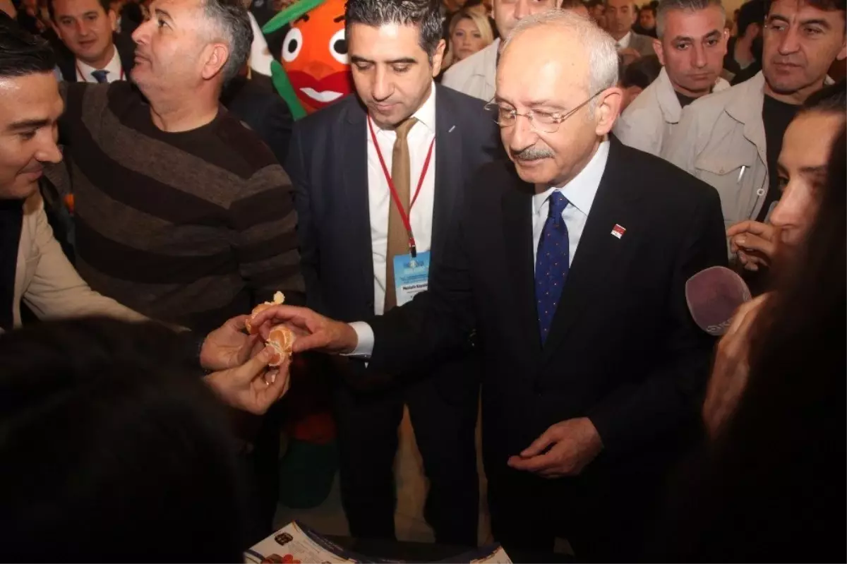 Kılıçdaroğlu Menderes standını ziyaret etti, mandalina yedi