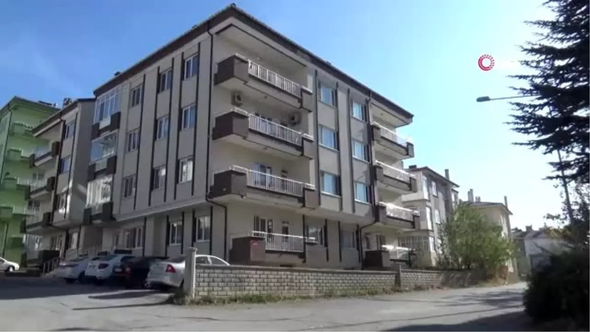 Kiremitleri değiştirirken 4 katlı apartmanın çatısından düşüp hayatını kaybetti