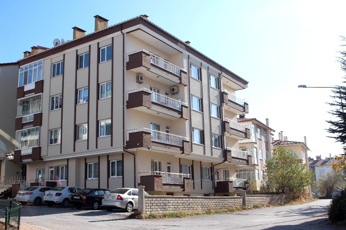 Kiremitleri değiştirirken 4 katlı apartmanın çatısında düşüp öldü