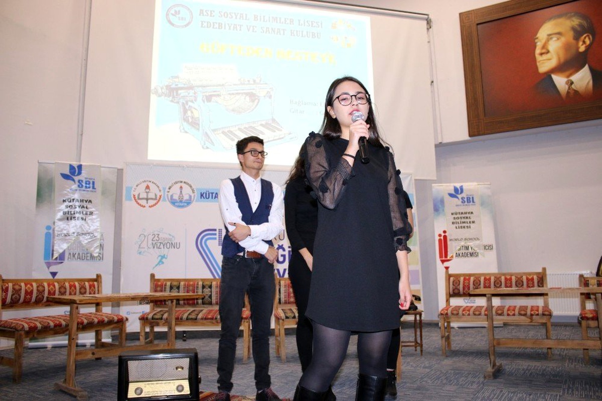 Kütahya Sosyal Bilimler Lisesi\'nde şiir ve müzik dinletisi