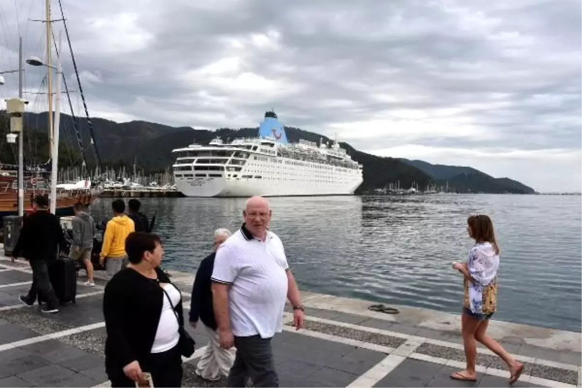 Marmaris\'e gemiyle 1448 İngiliz turist geldi