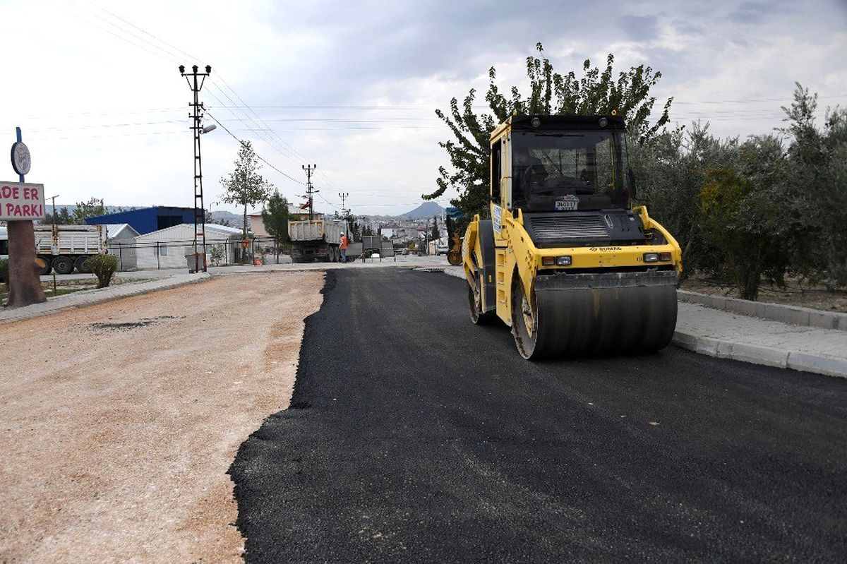 Mut\'ta 1 ayda 9 bin ton sıcak asfalt döküldü