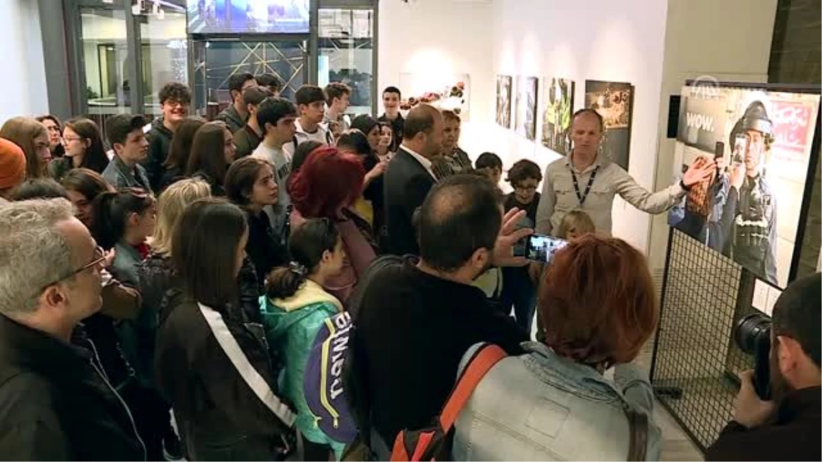 Öğrenci ve öğretmenler, Istanbul Photo Awards sergisini gezdi