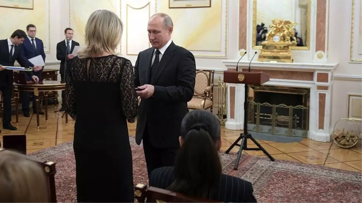 Putin füze denemesinde ölen mühendislerin eşlerine devlet nişanı taktı