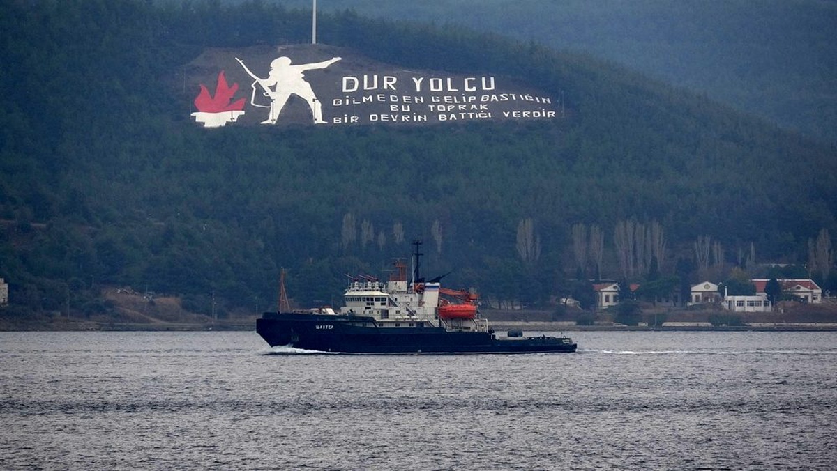 Rus askeri gemisi Çanakkale Boğazı\'ndan geçti