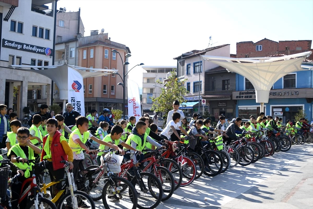 Sındırgı\'da öğrenciler bisiklet turuyla stres attı