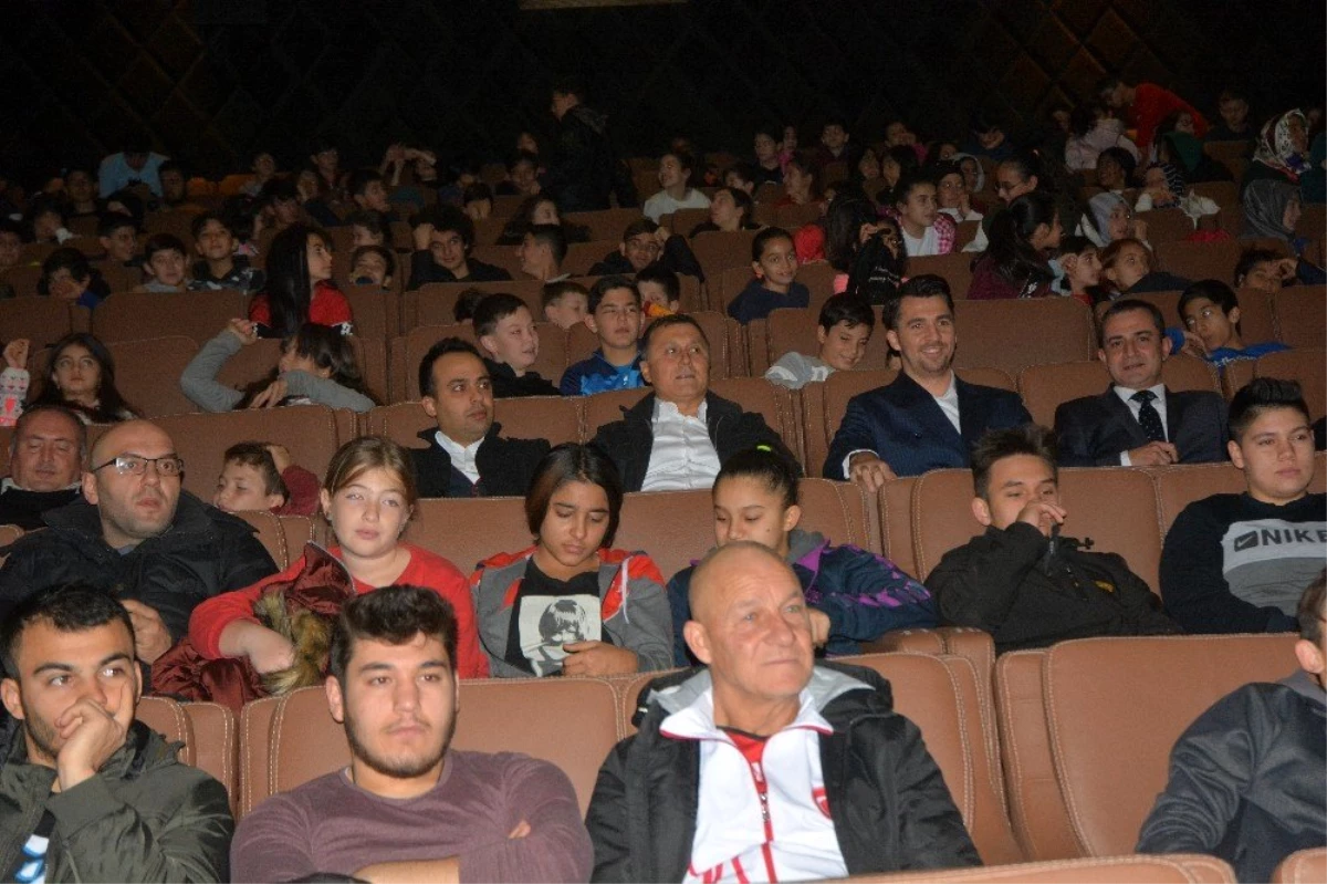 Sporcular, \'Cep Herkülü: Naim Süleymanoğlu\'nu izlediler