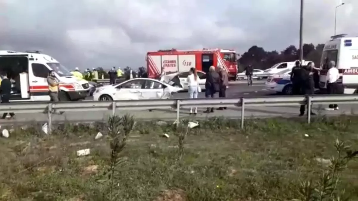 TEM Otoyolu Kavacık mevkiinde meydana gelen trafik kazasında araç ikiye bölündü.