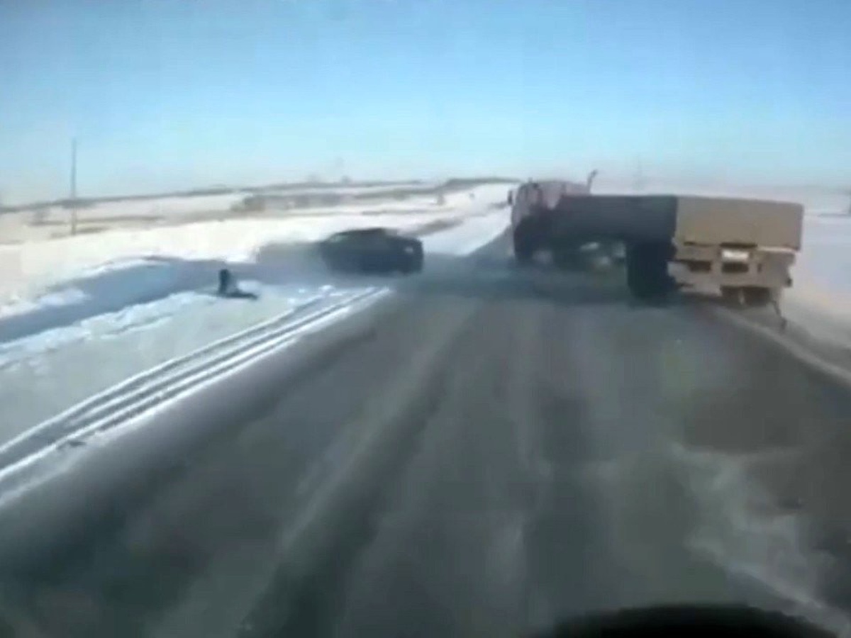 Trafik kazasında camdan fırlayan çocuk yara almadan kurtuldu