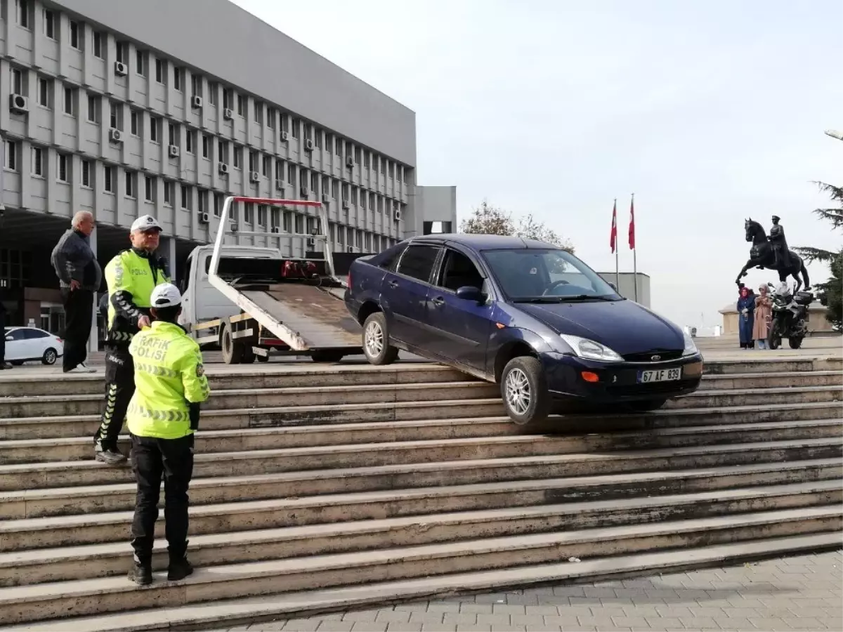 Valilik önünde hareketli anlar yol yerine merdivende inmeye kalktı