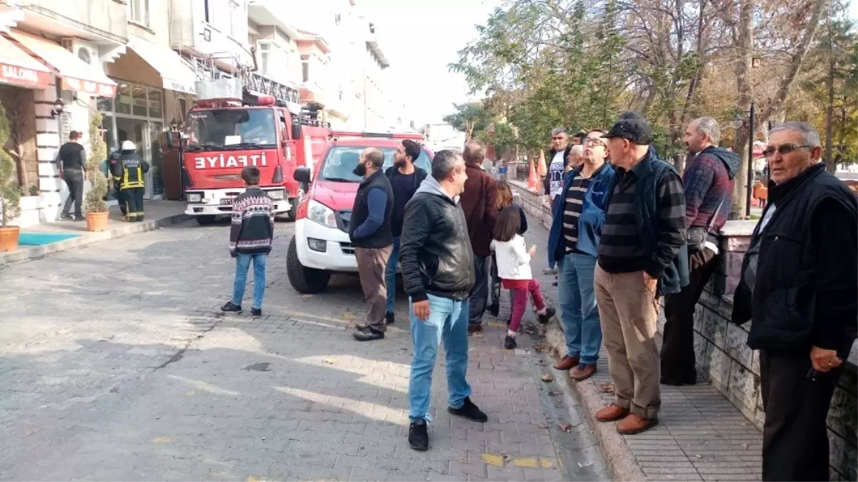 Yangın paniği vatandaşı sokağa döktü