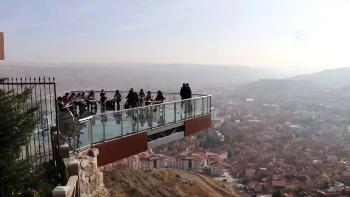 Yerden 100 metre yükseklikteki cam terasta Başöğretmeni resmettiler