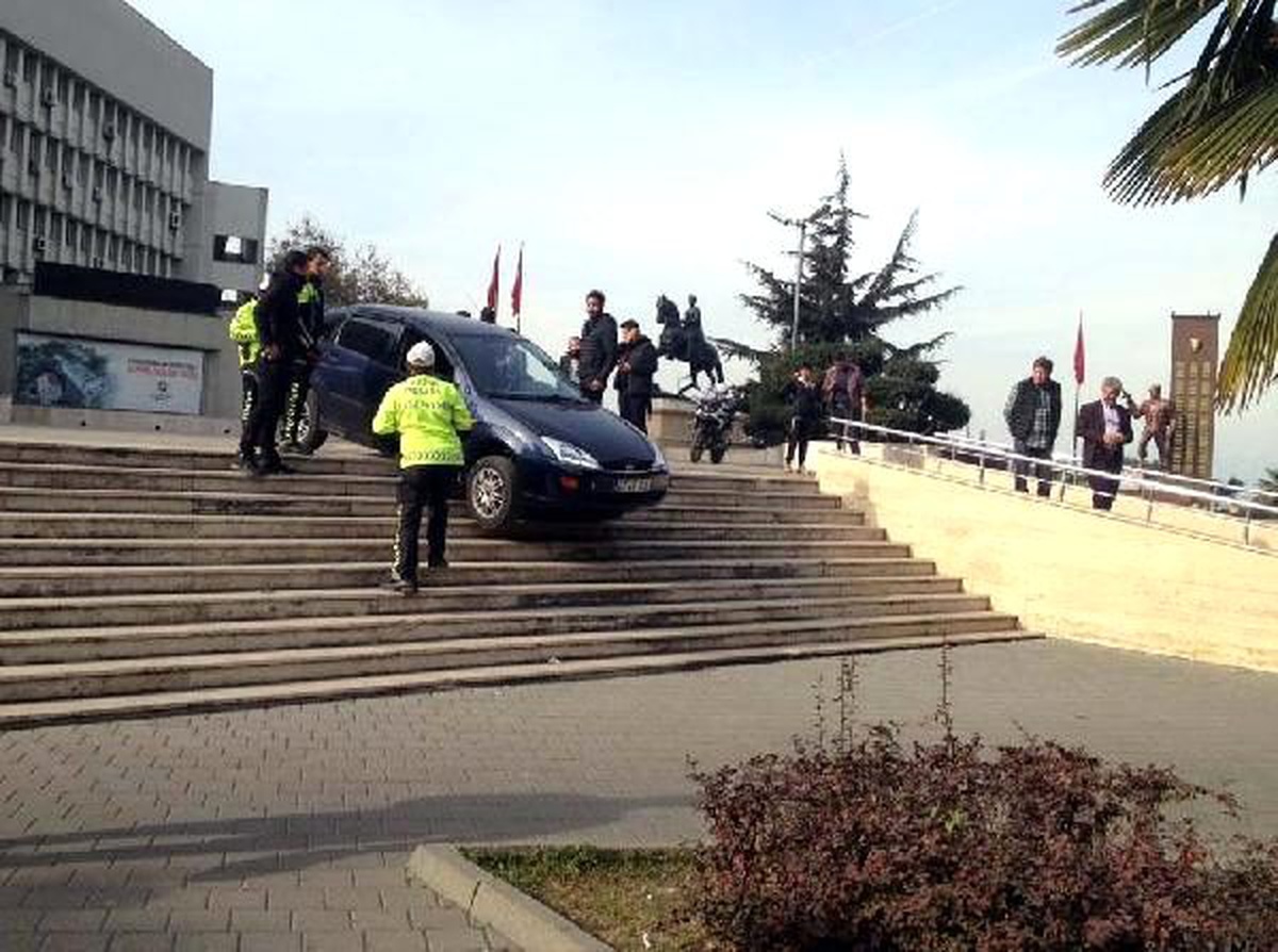 Yolu şaşıran sürücünün otomobili merdivende kaldı