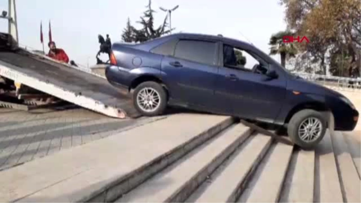 Zonguldak-yolu şaşıran sürücünün otomobili merdivende kaldı