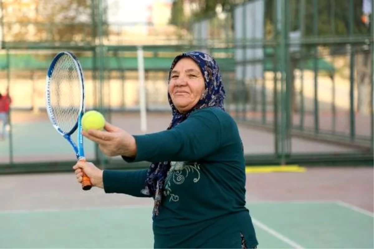 67 yaşındaki kadının Hülya Avşar ile tenis oynama hayali gerçek oldu